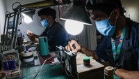 Pekerja membuat jam tangan kayu di sebuah bengkel di Cipaganti, Kelurahan Pasteur, Sukajadi, Bandung, Senin (1/11/2022).  