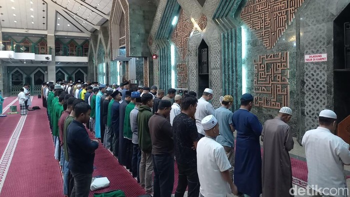Warga Makassar Mulai Tunaikan Salat Gerhana Bulan di Masjid Al-Markaz