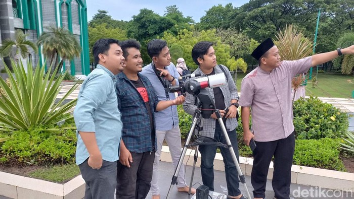 Kantor Wilayah Kementerian Agama (Kemenag) Provinsi Sulawesi Selatan (Sulsel) melakukan pemantauan gerhana bulan total di Masjid Al-Markaz, Kota Makassar.