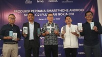 General Manager HMD Global Indonesia Hero Tjokroardi (kanan), Direktur Operasional PT Sat Nusapersada Bidin Yusuf (tengah) dan tamu undangan memamerkan ponsel cerdas Nokia C-series.