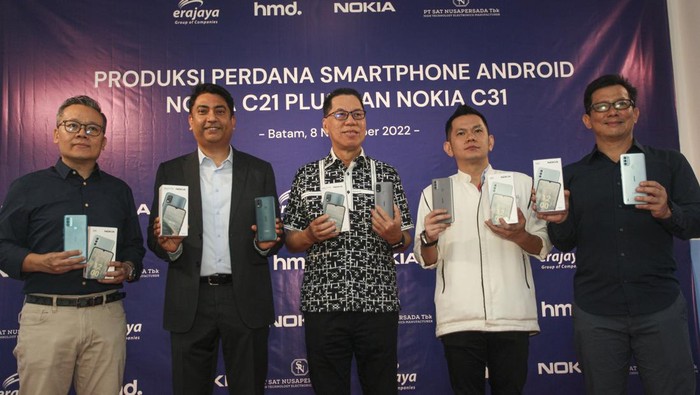 Mantap! Nokia Produksi Hp Cerdas C-Series di Batam General Manager HMD Global Indonesia Hero Tjokroardi (kanan), Direktur Operasional PT Sat Nusapersada Bidin Yusuf (tengah) dan tamu undangan memperlihatkan ponsel cerdas Nokia C-series di Batam, Kepulauan Riau, Selasa (8/11/2022). HMD Global mulai memproduksi dua seri ponsel cerdas Nokia C21 Plus dan C31 bersama PT Sat Nusapersada Tbk dengan target produksi sebanyak 150.000 unit setiap bulannya. ANTARA FOTO/Teguh Prihatna/tom.