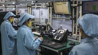 Pekerja melakukan perakitan ponsel cerdas Nokia C-series di PT Sat Nusapersada di Batam, Kepulauan Riau, Selasa (8/11/2022). HMD Global bersama bersama PT Sat Nusapersada Tbk mulai memproduksi dua seri ponsel cerdas Nokia C21 Plus dan C31.
