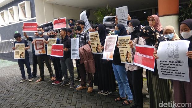 Massa menggelar aksi di luar ruang sidang kasus klithih Gedongkuning di Pengadilan Negeri (PN) Jogja, Selaa (8/11/2022).