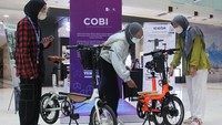 Pengunjung melihat sepeda listrik yang dipamerkan di Grand City Mall, Surabaya, Jawa Timur, Selasa (8/11/2022). Pameran ini menampilkan berbagai inovasi karya mahasiswa Institut Teknologi Sepuluh Nopember (ITS).