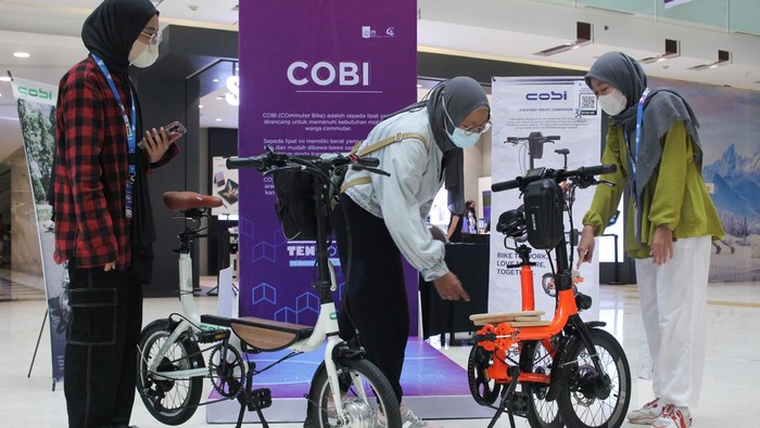 Melihat Pameran Kendaraan Listrik Karya Mahasiswa ITS di Mal Surabaya Pengunjung melihat sepeda listrik pada pameran Institut Teknologi Sepuluh Nopember (ITS) Innovation Expo (Tennovex) 2022 di Grand City Mall, Surabaya, Jawa Timur, Selasa (8/11/2022). Pameran yang menampilkan berbagai inovasi karya Sivitas Akademika ITS itu berlangsung hingga 13 November 2022. ANTARA FOTO/Didik Suhartono/tom.