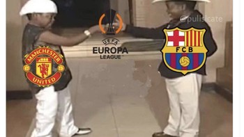 Akun ini menilai baik MU maupun Barcelona adalah mantan klub besar, sekarang tidak lagi. Foto: Twitter