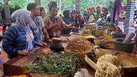 Memperkenalkan kearifan lokal pada dunia, khususnya para peserta ASEAN guna meningkatkan kesadaran bahwa material dan kearifan lokal itu penting dilestarikan, tujuannya adalah kombinasi yang tepat untuk memupuk kreativitas dan menjaga lingkungan agar tetap lestari dalam hal seni dan budaya, terutama di bidang kebutuhan sandang (atau mode pakaian) yang ramah lingkungan.