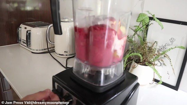 Minum Smoothies Campur Ari-ari Bayinya, Wanita Ini Merasa Lebih Sehat