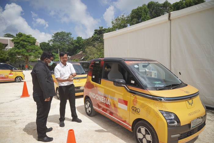 Pengemudi mobil listrik Wuling Air ev di KTT G20 diberikan pelatihan.