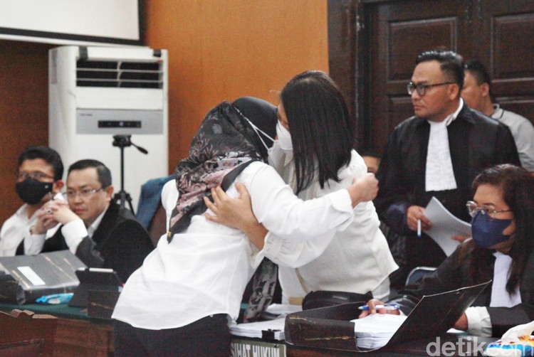 Asisten rumah tangga (ART) keluarga Ferdy Sambo, Susi, kembali menjadi saksi di sidang lanjutan kasus pembunuhan Brigadir J. Susi tampak memeluk bosnya, Putri Candrawathi di ruang sidang, Selasa, 8/11/2022.