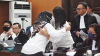 Susi yang juga mengenakan kemeja putih, langsung memeluk erat Putri. Sidang hari ini beragendakan pemeriksaan saksi.