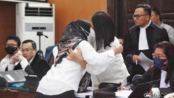 Asisten rumah tangga (ART) keluarga Ferdy Sambo, Susi, menjadi saksi di sidang lanjutan kasus pembunuhan Brigadir J. Susi tampak memeluk bosnya, Putri Candrawathi di ruang sidang, Selasa, (8/11/2022). Foto: Ari Saputra/detikcom