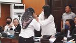 Momen Susi ART Cium Tangan dan Peluk Erat Putri Candrawathi