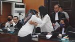 Momen Susi ART Cium Tangan dan Peluk Erat Putri Candrawathi