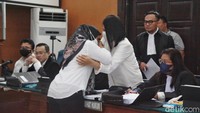 Susi mencium tangan Putri Candrawathi yang duduk di samping pengacara di ruang sidang Pengadilan Negeri Jakarta Selatan, Jakarta, Selasa (8/11/2022).
