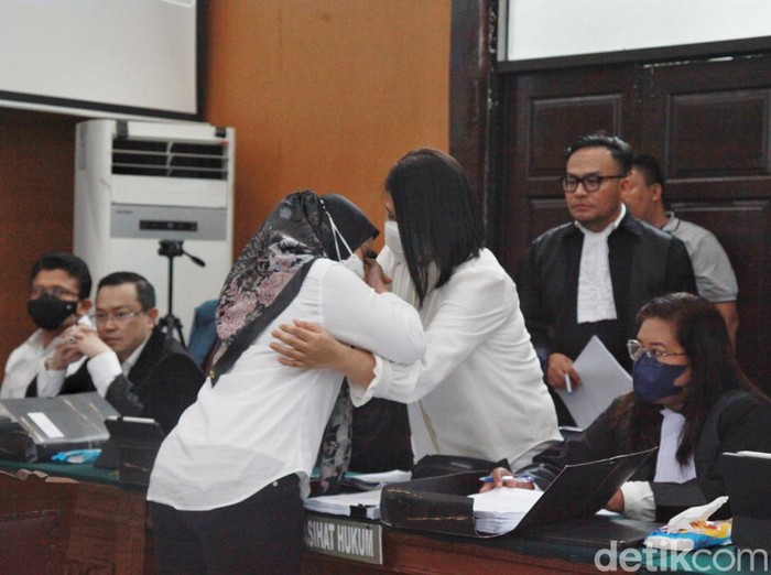 Asisten rumah tangga (ART) keluarga Ferdy Sambo, Susi, kembali menjadi saksi di sidang lanjutan kasus pembunuhan Brigadir J. Susi tampak memeluk bosnya, Putri Candrawathi di ruang sidang, Selasa, 8/11/2022.