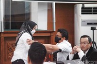 Asisten rumah tangga (ART) keluarga Ferdy Sambo, Susi, kembali menjadi saksi di sidang lanjutan kasus pembunuhan Brigadir J. Susi tampak memeluk bosnya, Putri Candrawathi di ruang sidang, Selasa, 8/11/2022.