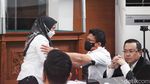 Momen Susi ART Cium Tangan dan Peluk Erat Putri Candrawathi