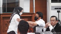Setelah itu, Susi tampak menghampiri Ferdy Sambo. Susi terlihat mencium tangan Ferdy Sambo. Sambo juga didakwa merintangi penyidikan dalam kasus pembunuhan Yosua.