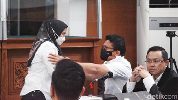Susi juga nampak salim dengan Ferdy Sambo. Foto: Ari Saputra/detikcom