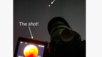 Gerhana bulan total dan hasil jepretan di kamera. Foto: (Twitter)