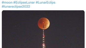 Gerhana bulan total di balik menara gedung pencakar langit. Foto: (Twitter)