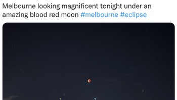Netizen di Kota Melbourne, Australia juga bisa menikmati gerhana Bulan total. Foto: (Twitter)