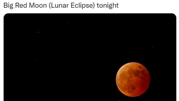 Saat gerhana bulan total, bulan akan menjadi kemerahan. Foto: (Twitter)
