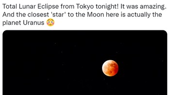 Seorang netizen di Tokyo bilang, ada bintang di dekat gerhana Bulan total. Itu adalah Planet Uranus. Oh ya? Foto: (Twitter)