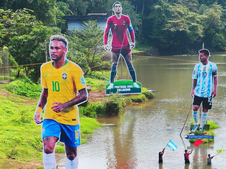 Ada Messi, Ronaldo, dan Neymar Raksasa di Sungai India!