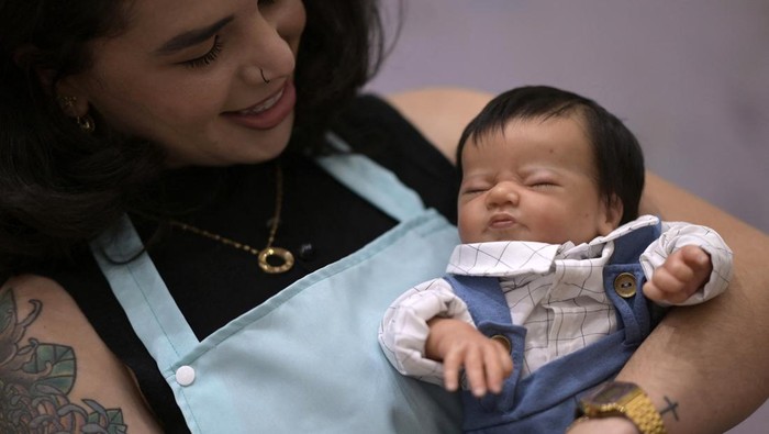 Nggak Nyangka, Boneka Bayi Ini Super Realistis A participant holds a super realistic doll during a gathering of collectors and producers in a mall in Belo Horizonte, Minas Gerais state, Brazil on November 6, 2022. - The super realistic dolls, called Reborn Babies and which cost about $1300 US dollars, feature details such as nails, eyelashes, veins, folds and spots on the body, which make them look like real babies. (Photo by DOUGLAS MAGNO / AFP) (Photo by DOUGLAS MAGNO/AFP via Getty Images)