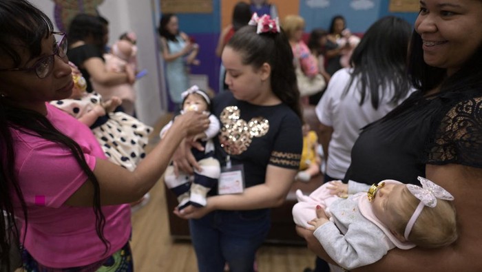 Nggak Nyangka, Boneka Bayi Ini Super Realistis A participant holds a super realistic doll during a gathering of collectors and producers in a mall in Belo Horizonte, Minas Gerais state, Brazil on November 6, 2022. - The super realistic dolls, called Reborn Babies and which cost about $1300 US dollars, feature details such as nails, eyelashes, veins, folds and spots on the body, which make them look like real babies. (Photo by DOUGLAS MAGNO / AFP) (Photo by DOUGLAS MAGNO/AFP via Getty Images)