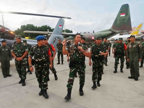 Panglima TNI Jenderal Andika Perkasa, saat mengecek alutsista udara di Lanud Bandara I Gusti Ngurah Rai, Senin (7/11/2022). Foto: Nuranda Indrajaya/detikBali