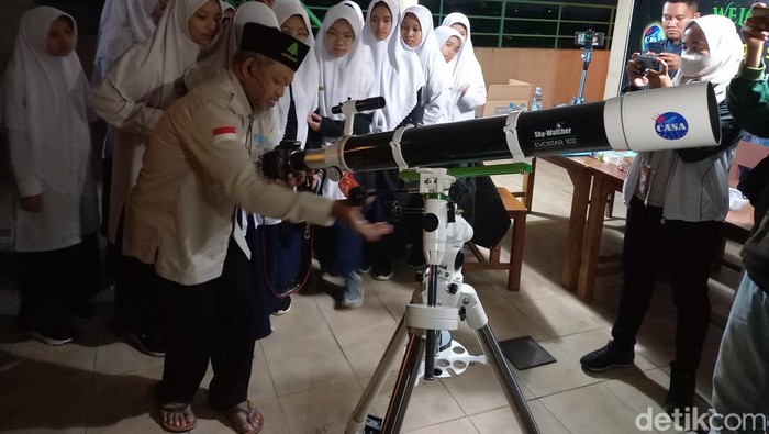 Para santri mengamati gerhana bulan di stasiun observasi astronomi Ponpes Assalaam, Sukoharjo, Selasa (8/11/2022).