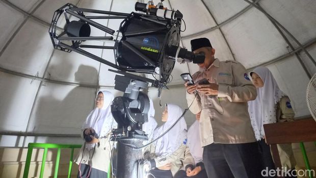 Para santri mengamati gerhana bulan di stasiun observasi astronomi Ponpes Assalaam, Sukoharjo, Selasa (8/11/2022).