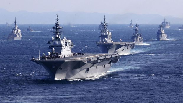 Parade alutsista Saat parade armada internasional di Jepang Foto udara menunjukkan kapal perusak multiguna Angkatan Laut Bela Diri Jepang (JMSDF) Izumo (DDH-183) memimpin armada selama Parade Armada Internasional untuk memperingati 70 tahun berdirinya JMSDF, di Teluk Sagami, lepas pantai Yokosuka, selatan Tokyo, Jepang, Minggu (6/11/2022). (Kyodo/ via REUTERS)