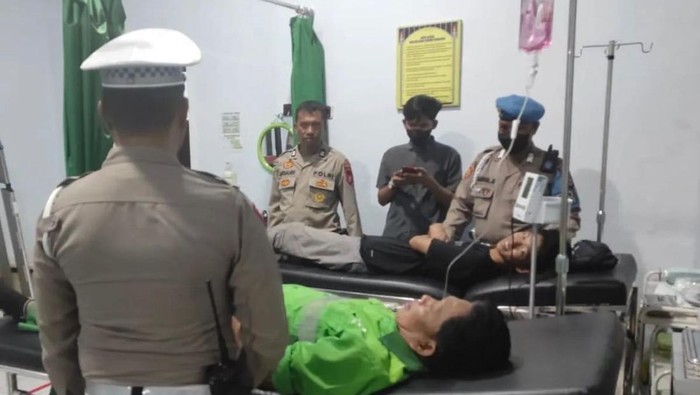 Warga Kota Parepare, Sulawesi Selatan (Sulsel), Hasbi (43) dan anaknya Muhammad Hidayat (18) menjadi korban tabrak lari mobil patroli polisi.