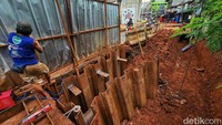 Para pedagang berharap proyek ini cepat selesai.