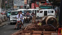Selain itu, pengendara yang melintas mengeluhkan karena waktu tempuh menjadi dua kali lipat lebih lama daripada hari-hari biasa.