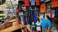 Pedagang menata barang jualannya di toko yang terdampak perbaikan gorong-gorong di Jl Ciledug Raya, Cipulir, Jakarta Selatan, Selasa (8/11/2022).