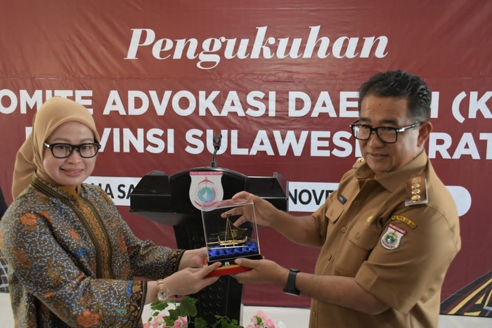 Akmal malik mengukuhkan dan melantik pengurus Komite Advokasi Daerah (KAD) Anti Korupsi