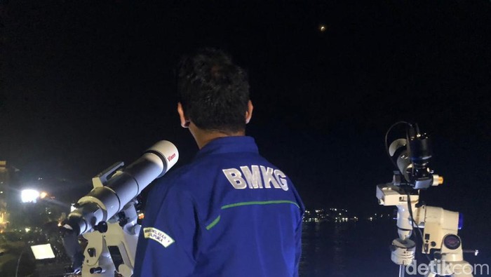 Pemantauan gerhana bulan total di Kota Jayapura, Papua. (Roy/detikcom)