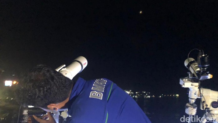 Pemantauan gerhana bulan total di Kota Jayapura, Papua. (Roy/detikcom)