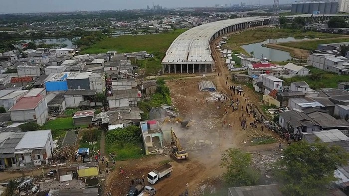 PEMBEBASAN LAHAN JALAN TOL CIBITUNG-CILINCING Operator alat berat merobohkan bangunan rumah saat pembebasan lahan proyek Jalan Tol CIbitung-CIlincing seksi 4 di Semper Timur, Cilincing, Jakarta Utara, Selasa (8/11/2022). PT Cibitung Tanjung Priok Port Tollways (CTP Tollways) sebagai Badan Usaha Jalan Tol (BUJT) mencatat progres pembebasan lahan untuk seksi 4 sepanjang 7,28 km telah mencapai 100 persen dan ditargetkan pembangunannya selesai pada akhir tahun 2022. ANTARA FOTO/ Fakhri Hermansyah/aww.