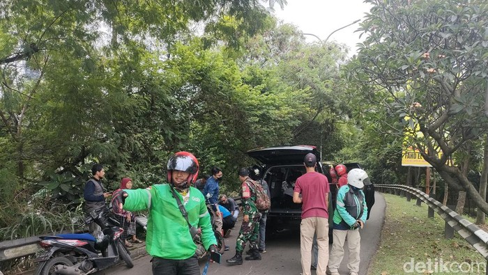 Pemotor ditabrak motor Honda CBR yang asal putar di Simpang UI (Dwi Rahmawati/detikcom)