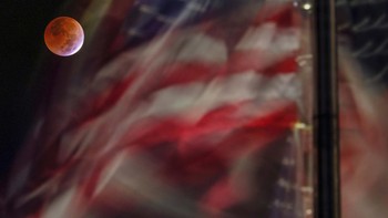 Bulan memerah di Washington. AP Photo/J. David Ake.