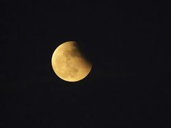 Penampakan Gerhana Bulan Total di Berbagai Negara