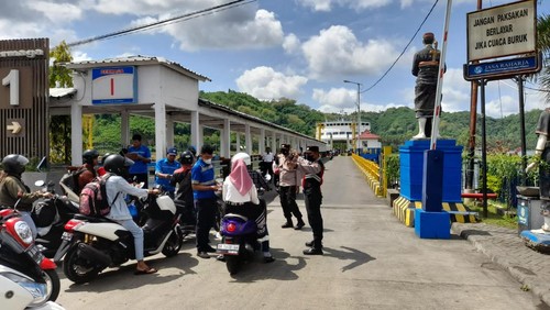 Pengaman di Pelabuhan Lembar, Lombok Barat, diperketat sebelum KTT G20 di Pulau Bali.