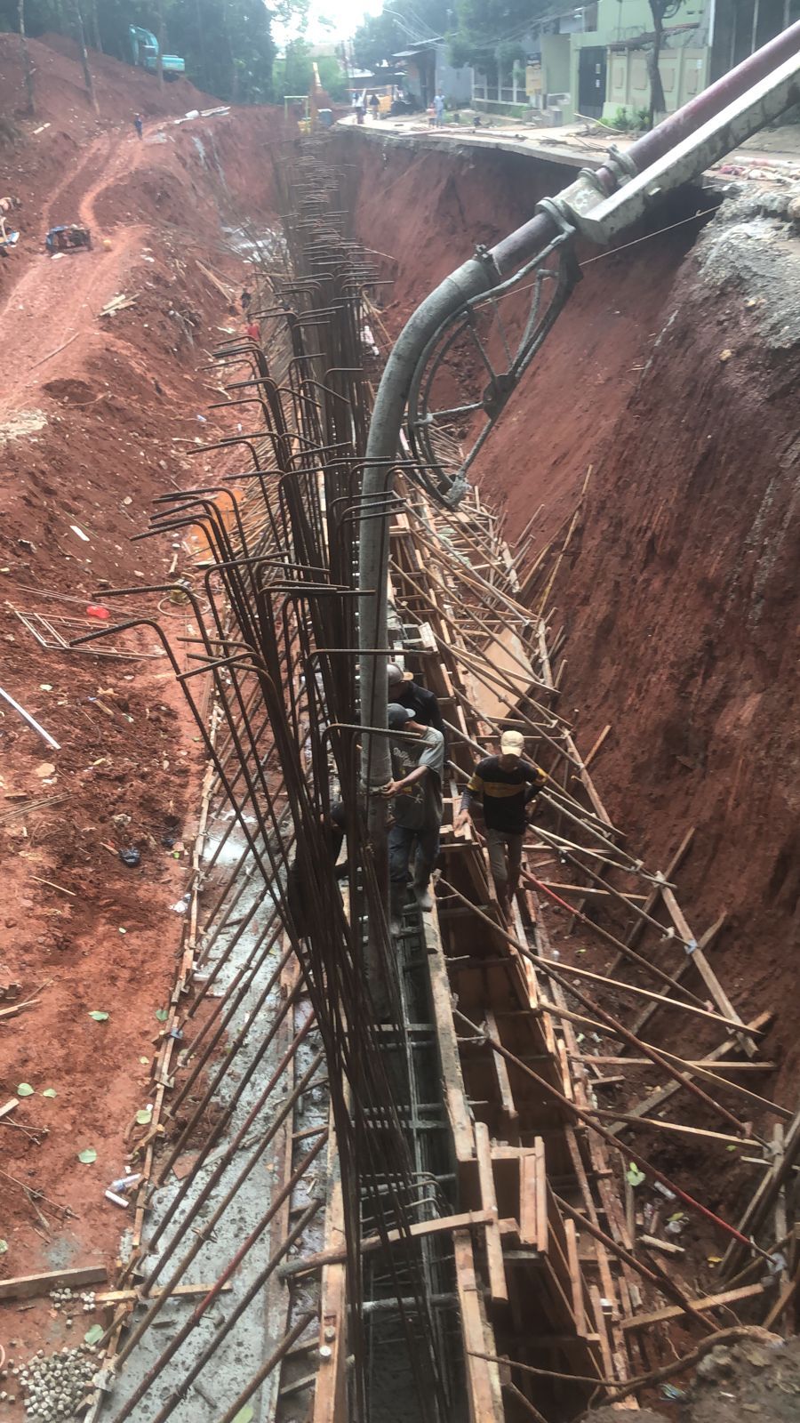 Pengecoran bore pile untuk membangun tembok penahan tanah di longsor Jl Pangkalan 1A, Kota Bekasi, 8 Novemer 2022. (Dok BMSDA Kota Tangerang)