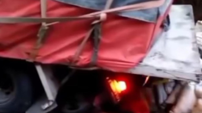 Pengendara motor terjepit truk di Bogor